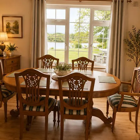 Lakeside Retreat Sleeps 8 & 15 Mins From Westport